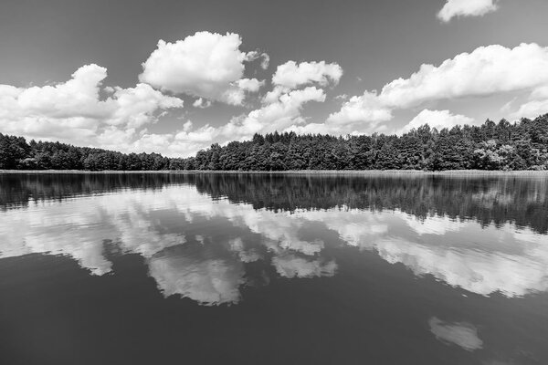 Fototapeta crno-bijelo jezero ljeti