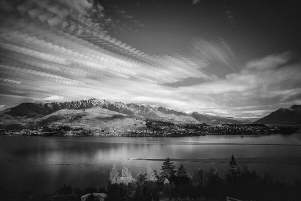 Fototapeta predvečernje crno-bijelo jezero