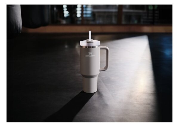 Svijetlo siva termosica od nehrđajućeg čelika sa slamkom 1,18 l Quencher H2.0 FlowState Tumbler Ash – Stanley