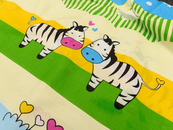 Pamučna posteljina za krevetic ZALJUBLJENE ZEBRE šarena