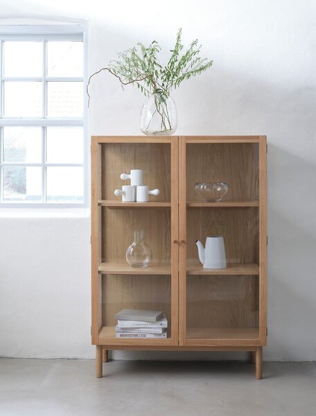 Vitrina od punog hrasta u prirodnoj boji 140x100 cm Elba – Unique Furniture