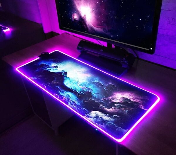 Osvijetljena XL LED RGB računalna obloga za miša i 80x30cm kozmos