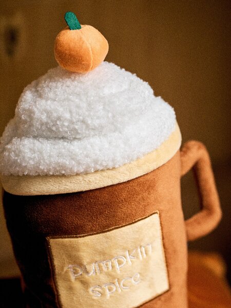 Sinsay - Blokada vrata u obliku napitka Pumpkin spice latte