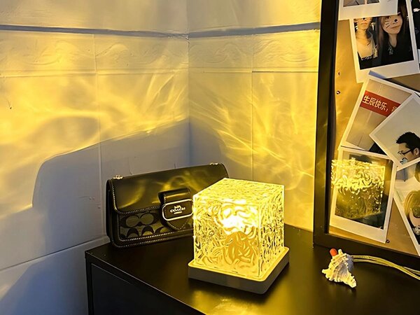 Akrilni akril. LED RGB Crystal LAMP CUBE USB + daljinski upravljač