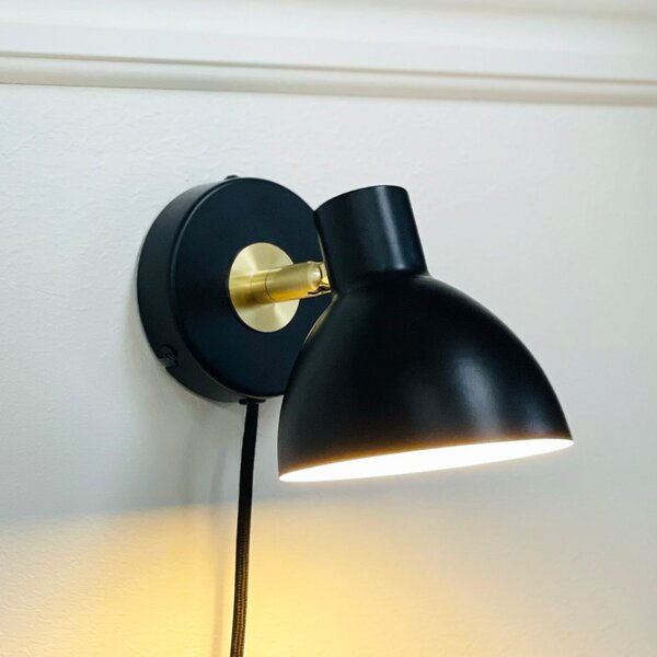 Dyberg Larsen zidna lampa Lilje, crna, Ø 16 cm, metal, Crno, Dnevni boravak/blagovaonica, Metal