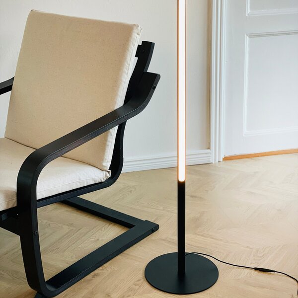 Dyberg Larsen LED podna lampa Vagner, crna, visina 150 cm, prigušiva, Crno, Dnevni boravak/blagovaonica, Metal
