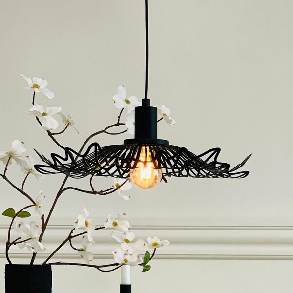 Dyberg Larsen Flora viseća lampa, mat crna, Ø 40 cm, metal, prigušiva, Crno, Dnevni boravak/blagovaonica, Metal