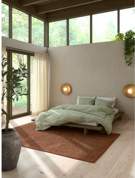 Smeđi krevet od masivnog bora s podnicom 120x200 cm Japan – Karup Design