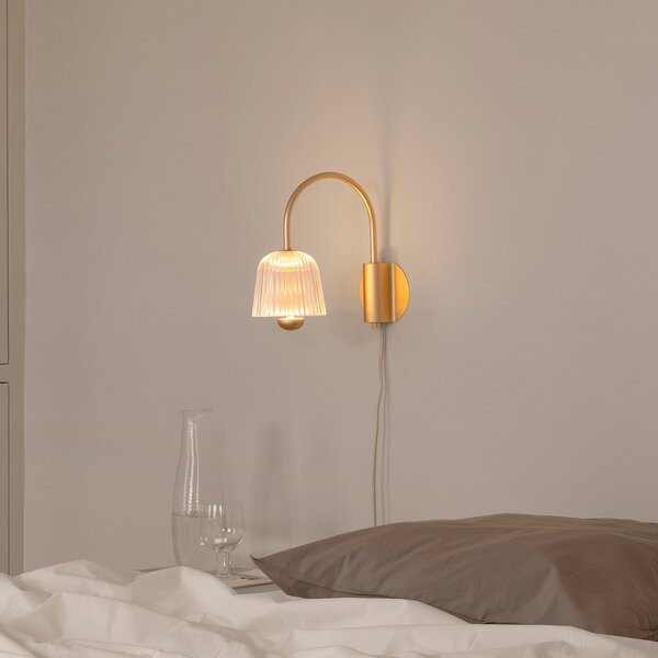 Nuura Aps LED zidna svjetiljka Asteea, širina 16 cm, boja mesinga/prozirna, prigušiva, Zlato / mjed, Dnevni boravak/blagovaonica, Metal