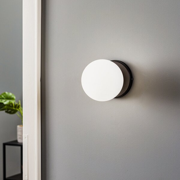 EMIBIG LIGHTING Zidna lampa Kiba, crno/zlatna, abažur u staklenoj kugli, prigušiva, Crno, Dnevni boravak/blagovaonica, Staklo, Metak