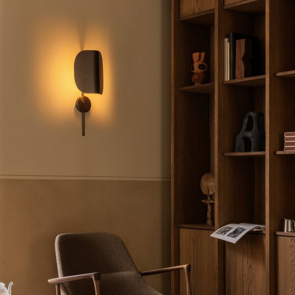 Audo Copenhagen Zidna lampa Wing, bronca, 47 cm, s utikačem, podesiva, Bronca / stari mesing, Područje hodnika, Aluminij
