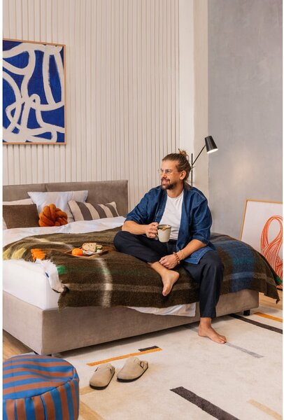 Smeđe-sivi tapecirani bračni krevet s podnicom i prostorom za odlaganje 180x200 cm Myra Pillow – Bonami Selection