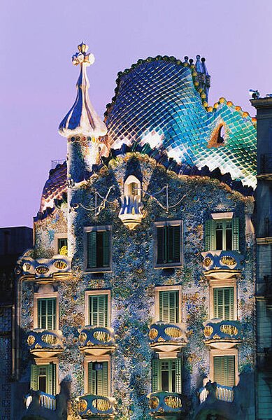 Fotografija Spain, Barcelona, Gaudi's Casa Batllo, dusk, Shaun Egan