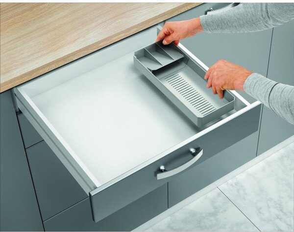 Sivi plastičan organizator pribora 15 x 49 cm – Metaltex