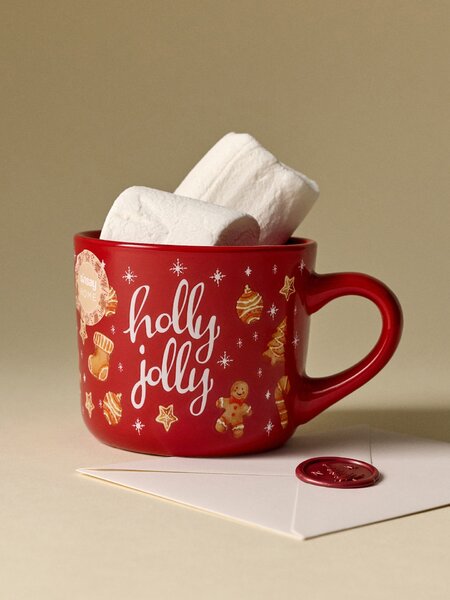 Sinsay - Božićna keramička šalica s motivom medenjaka i natpisom „Holly Jolly“