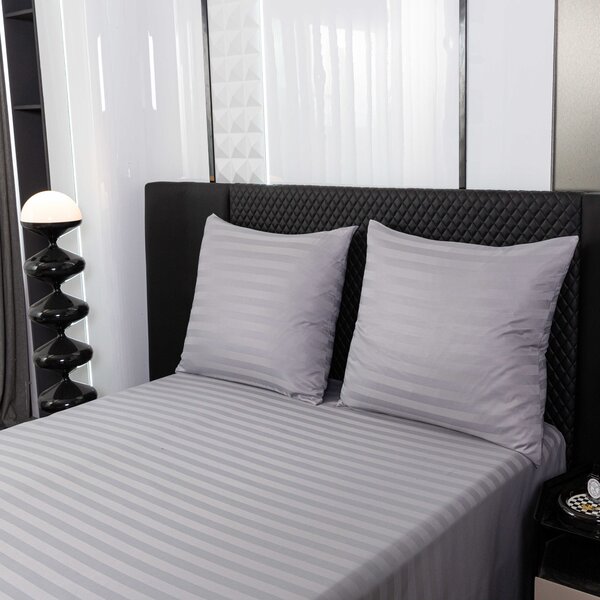 Hotelska posteljina od mikrovlakana JASMINE svijetlo siva - pruga 2 cm, hotelski džep Dimenzije posteljine: 70 x 90 cm | 140 x 220 cm