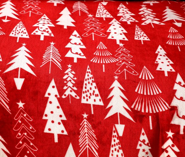 Set posteljine od mikropliša CHRISTMAS TREES crvena + plahta od mikropliša SOFT 180x200 cm bijela, bračni krevet