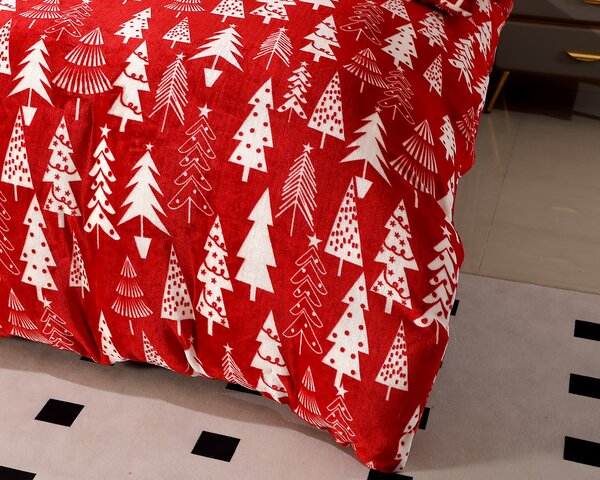 Set posteljine od mikropliša CHRISTMAS TREES crvena + plahta od mikropliša SOFT 180x200 cm bijela, bračni krevet