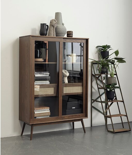 Tamno smeđa vitrina u dekoru hrasta s kliznim vratima 110x160 cm Barrali – Unique Furniture