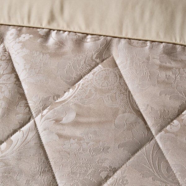 Bež prošiven prekrivač od damasta 240x260 cm Damask Jacquard – Catherine Lansfield