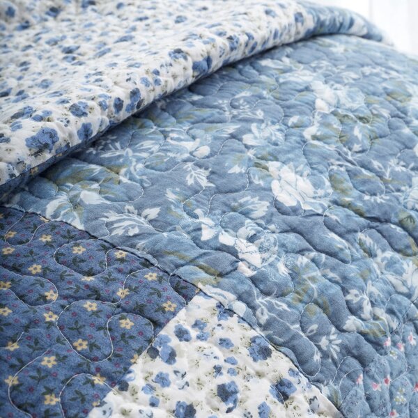 Plavi pamučan prošiven prekrivač 220x230 cm Floral Patchwork – Bianca