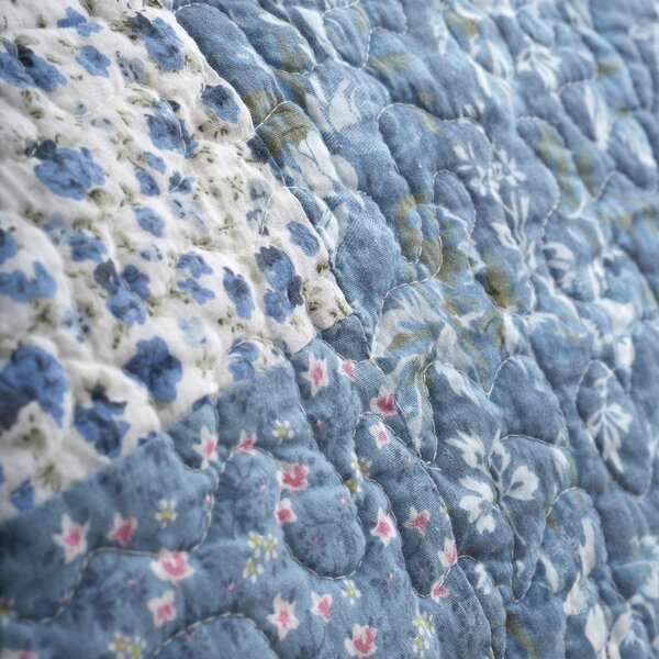 Plavi pamučan prošiven prekrivač 220x230 cm Floral Patchwork – Bianca