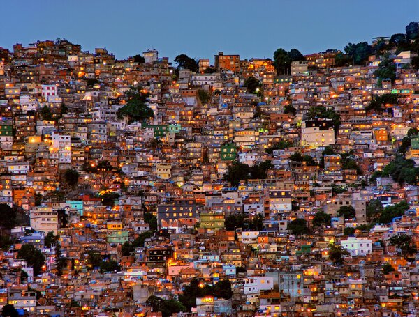 Umjetnička fotografija Nightfall in the Favela da Rocinha, Adelino Alves, (40 x 30 cm)