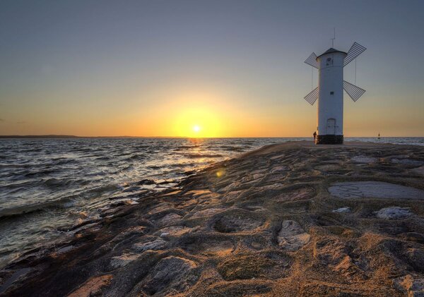 Foto tapeta - Vjetrenjača, more i sunce (152,5x104 cm)