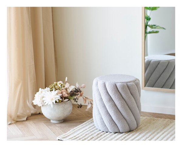 Sivi tabure od bouclé tkanine Sana – House Nordic