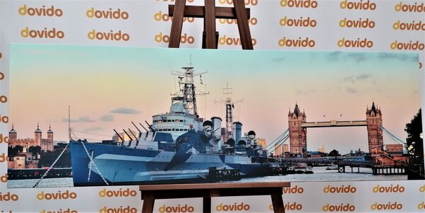 Slika divni brod na rijeci Temzi u Londonu