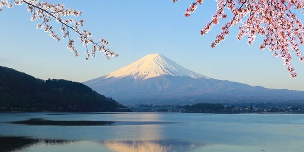 Slika pogled s jezera na Fuji