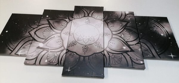 5-dijelna slika Mandala s pozadinom galaksije u crno-bijelom dizajnu