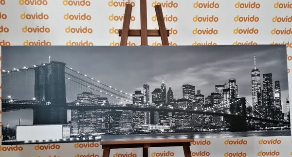 Slika divan most u Brooklynu u crno-bijelom dizajnu