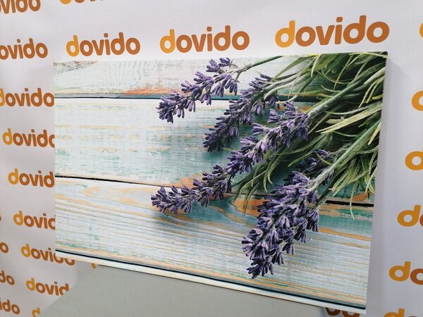 Slika lavanda na drvenoj pozadini
