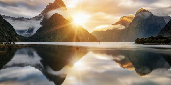 Slika Milford Sound pri izlasku sunca