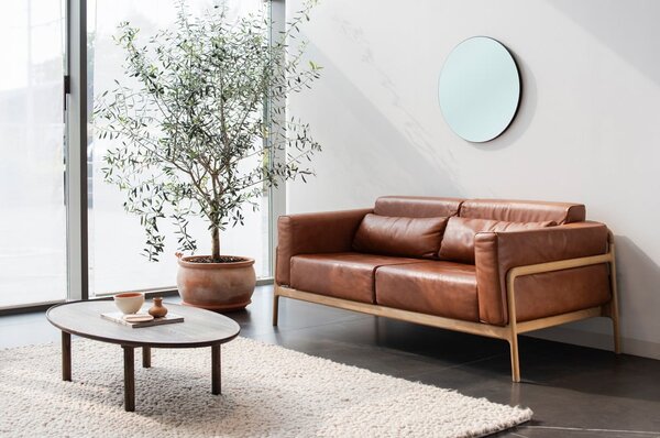 Smeđi stolić za kavu od punog hrasta 65x120 cm Mu – Gazzda