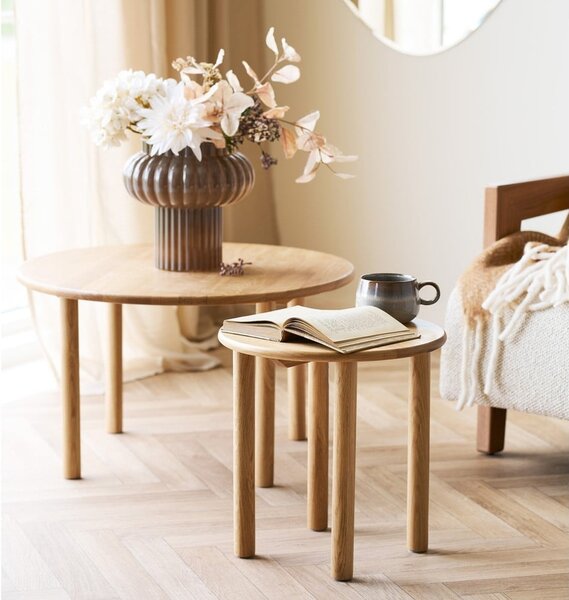 Okrugao stolić za kavu od punog hrasta u prirodnoj boji ø 70 cm Jena – House Nordic