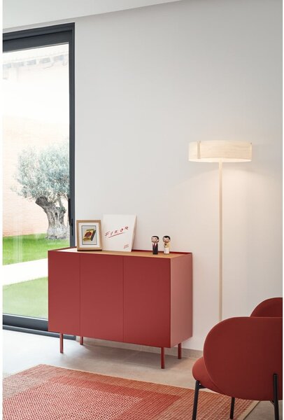 Crvena niska komoda u dekoru hrasta 110x85 cm Arista – Teulat