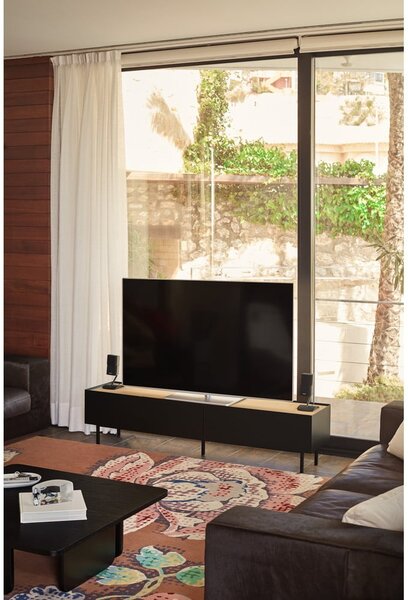 Crna/u prirodnoj boji TV komoda u dekoru hrasta 180x45 cm Arista – Teulat