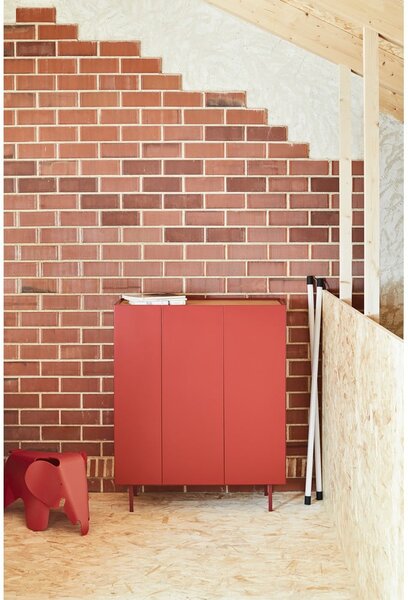 Crvena visoka komoda u dekoru hrasta 95x120 cm Arista – Teulat