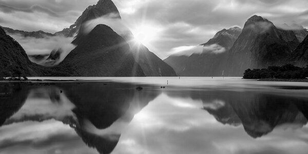 Slika Milford Sound pri izlasku sunca u crno-bijelom dizajnu
