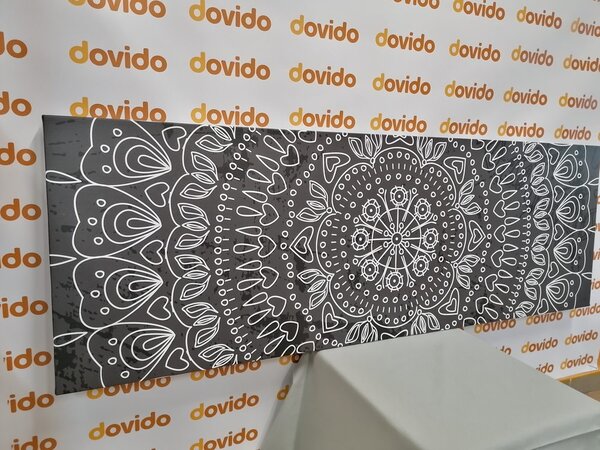 Slika ručno nacrtana Mandala u crno-bijelom dizajnu