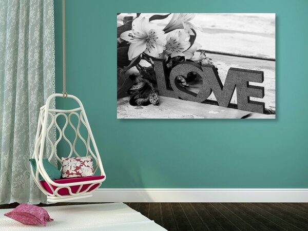 Slika s drvenim natpisom Love u crno-bijelom dizajnu