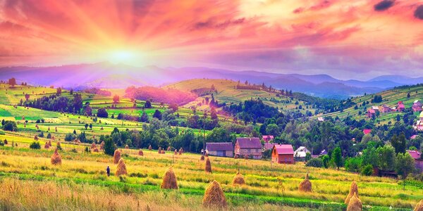 Slika stogovi sijena u karpatskim planinama