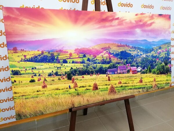 Slika stogovi sijena u karpatskim planinama