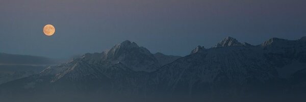 Slika puni mjesec iznad planina