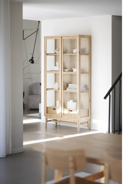 Vitrina u dekoru hrasta s kliznim vratima u prirodnoj boji 100x203 cm Hazelton – Rowico