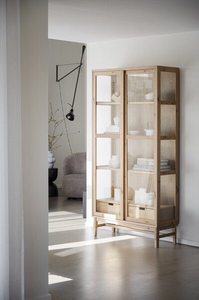 Vitrina u dekoru hrasta s kliznim vratima u prirodnoj boji 100x203 cm Hazelton – Rowico