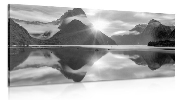 Slika Milford Sound pri izlasku sunca u crno-bijelom dizajnu
