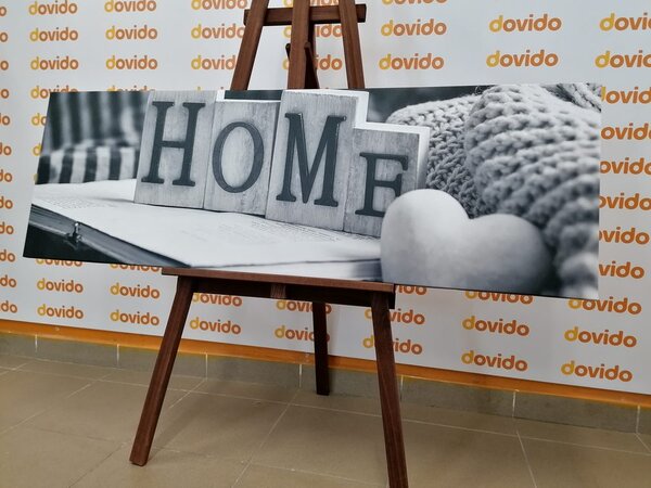 Slika s natpisom Home i mrtvom prirodom u crno-bijelom dizajnu